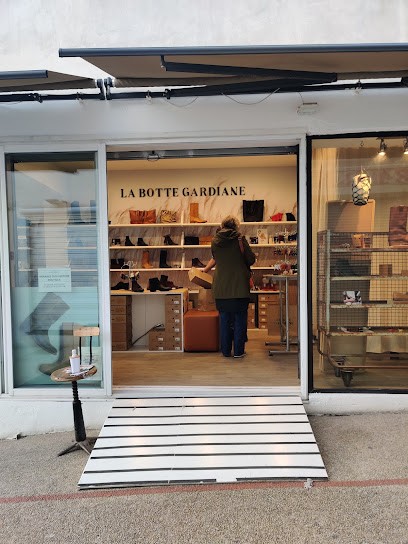 La Botte Gardiane Camarguaise Saintes-Maries-de-la-mer, Magasin de Chaussures à Saintes-Maries-de-la-Mer
